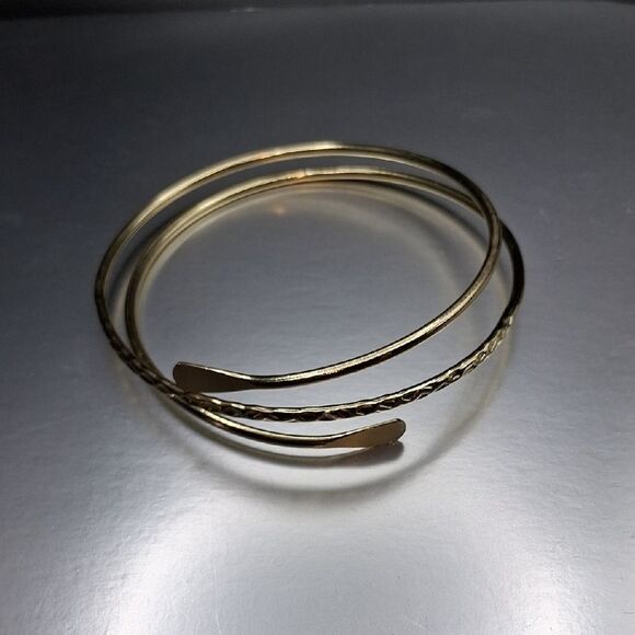 Elegant Gold Leaf Bracelet Set Of Five Cuff Bracelets - Picture 3 of 6